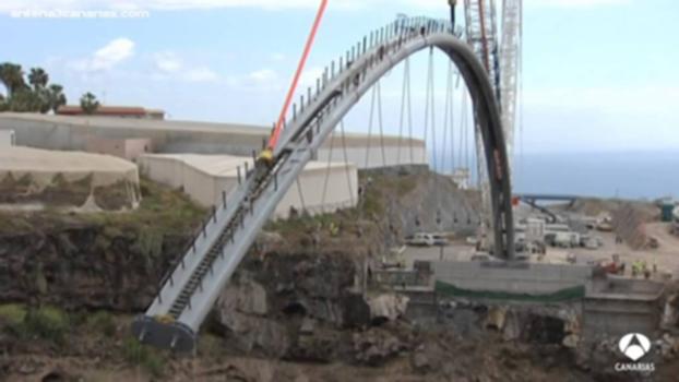 Anclado uno de los arcos del viaducto de Erques:Será el único puente de estas características que se construya en Europa