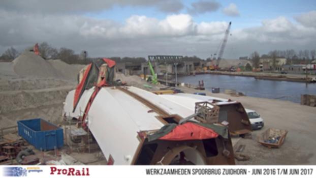 Timelapse opbouw Spoorbrug Zuidhorn : In Zuidhorn vervangt ProRail de spoorbrug over het Van Starkenborghkanaal. Dat gebeurt omdat de hele hoofdvaarweg Lemmer-Delfzijl wordt aangepakt. Zo kunnen grotere schepen straks veilig en vlot doorvaren.