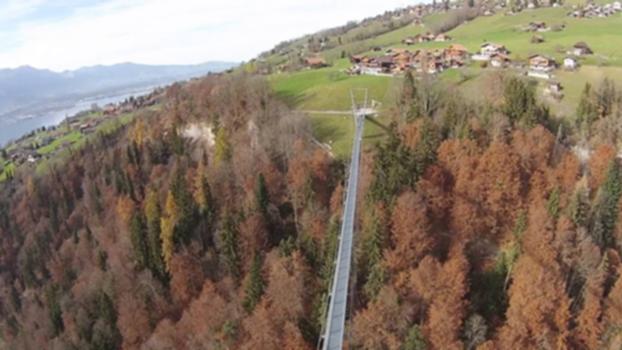 Hängebrücke Sigriswil - Aeschlen, gefilmt mit Drohne : Panoramabrücke, 344 Meter lang, 178 Meter hoch über der Gummischlicht, Blick aufs Stockhorn, Niesen, Spiez, Faulensee. Gefilmt mit Dji Phantom 2 Vision plus