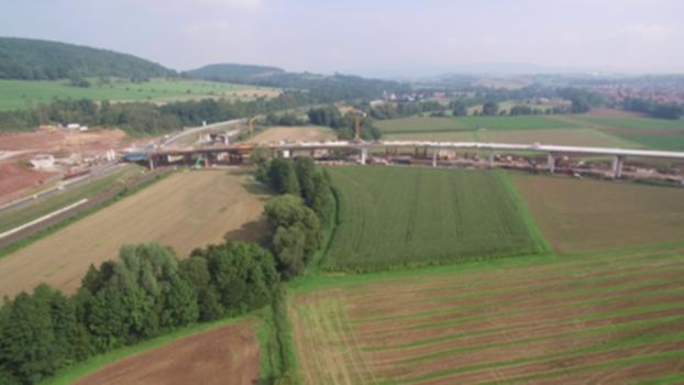 Die zukünftige A 44 Wehretalbrücke Anfang September 2017:Von Kassel her kommend gelangt man nach der Durchfahrt des A 44-Trimbergtunnels direkt auf die A 44-Wehretalbrücke bei Reichensachsen, um dann in den A 44-Spitzenbergtunnel einzufahren. Zu erwartende Geschwindigkeitsbegrenzung im gesamten Bereich: 80 km/h.