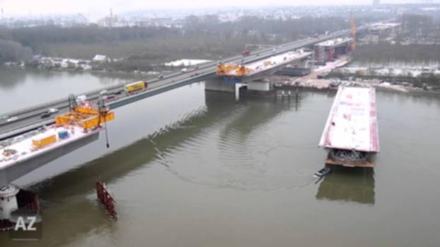 Schiersteiner Brücke bekommt 2000 Tonnen Teilstück : Es sieht aus wie ein Flugzeugträger, ist aber ein 120 Meter langes Stück Straße, dass mittels Ponton in die Baulücke geschoben wird.
