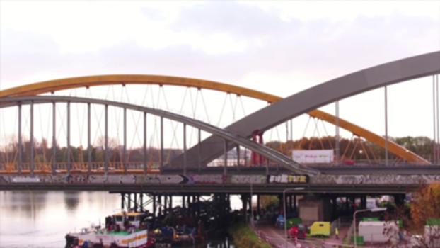Nieuwe spoorbrug over het Amsterdam-Rijnkanaal vanuit de lucht:Van vrijdag 17 t/m zondag 19 november was de nieuwe spoorbrug in Utrecht flink in beweging. Deze drone-beelden zijn van zondag 19 november waarop de brug de het Amsterdam-Rijnkanaal moest oversteken.
