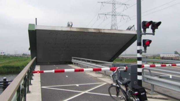 De Spieringbrug staat open.:Lees het Vechtgedicht.