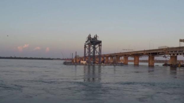 Installation of the bridge's first foundation - Timelapse - New Champlain Bridge:Description