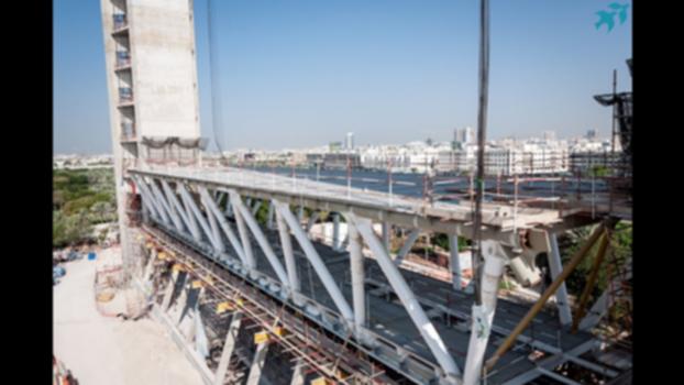 Dubai Frame Prelifting:Dubai Frame
Pre-Lifting the Steel Bridge