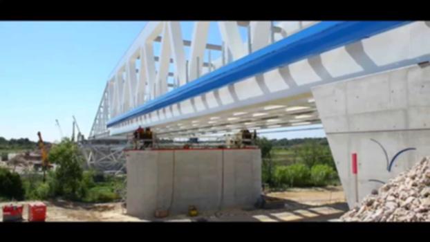 Lançage du viaduc du Vidourle, juin 2015:En juin 2015, la charpente métallique du Viaduc du Vidourle a franchi le cours d'eau. D'une longueur totale de 150 m, elle est composée d'un treillis Warren et de deux ponts-rails à poutres latérales.