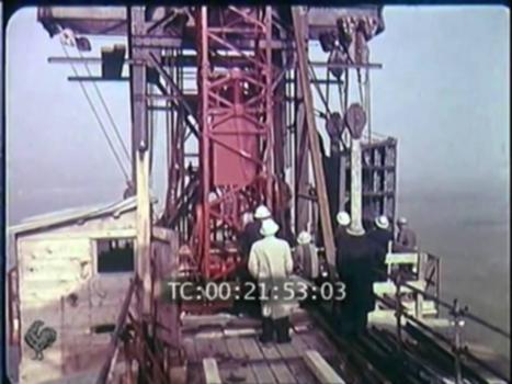 1959 CONSTRUCTION DU PONT DE TANCARVILLE : A partir de Novembre 1955, la construction du gigantesque pont avec, dans un premier temps, tous les travaux de bétonnage et la mise en place des pylônes (record du monde de hauteur) puis à partir de Mars 1958, la mise en place de l'armature métallique; Documentaire jusqu'à la fin des travaux et l'inauguration le 14 juillet 1959 sous les yeux du Président Cotty. Beaucoup de termes techniques et multiples prises de vues au montage du pont ainsi que de l'usinage des pièces servant à sa construction.