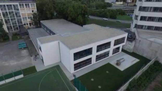Prístavba 1.SG (reklamný film):Reklamný film zachytáva výstavbu novej budovy (prístavby telocvične) k telocvični na 1. súkromnom gymnáziu v Bratislave počas letných prázdnin 2015.