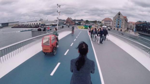 Inderhavnsbroen:Det tager et minut at køre over Københavns nye Inderhavnsbroen. Det tog lidt længere at bygge den.
