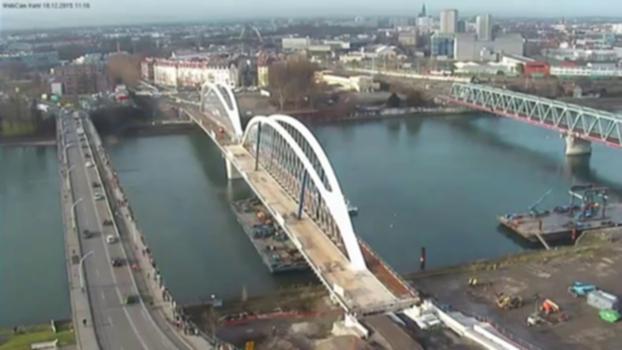 Pont Kehl - travaux pour la ligne D du tram.:Suivi des travaux pendant 1 an à partir de copies d'écran d'une webcam de Kehl