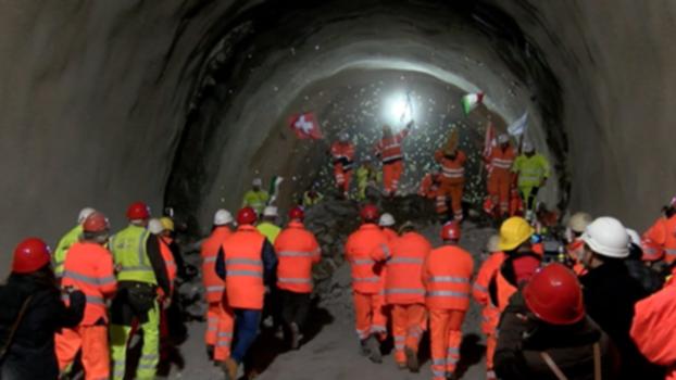 Ceneri-Tunnel: Nord und Süd begrüssen sich - Ceneri - Basistunnel - Durchstich - Jubel - Neat : Camorino - 21.01.2016 - Nach dem Hauptdurchschlag im Ceneri-Basistunnel begrüssen sich die Nord- und Südseite und feiern ihren Erfolg. Das Tessin freut sich auf den neuen Tunnel, sieht es aber als Gewinn für die ganze Schweiz.
Sie wollen dieses Video in Ihren Produkten verwenden? Melden sie sich bei uns:
video[at]keystone.ch
http://www.keystone.ch
---------------------
Interested in using this video in your products? Contact us:
video[at]keystone.ch
http://www.keystone.ch