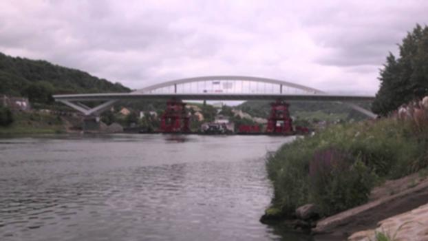 Die neue Mosel-Brücke:Am 8. August 2013 wurde die neue Mosel-Brücke zwischen Grevenmacher (L) und Wellen (D) eingeschwommen.