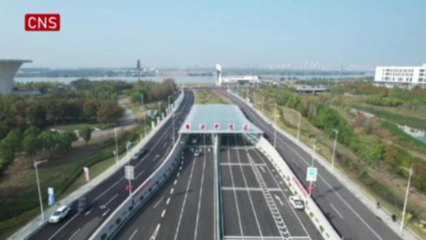 First highway tunnel in Hanjiang River opens:订阅频道，获取更多精彩：https://bit.ly/2GzuCVG
Yuliangzhou Tunnel, the first highway tunnel in Hanjiang River was opened to traffic on Monday. The tunnel located in Xiangyang City, central China's Hubei Province, is the first immersed tunnel in central China.