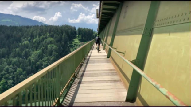 Jauntalbrücke:96m méter magas és 428m hosszú, a Jauntalbrücke Európa legmagasabb vasúti hídja, amin kerékpárút is megy! Megtekertük a Drávatúrán, mert utunkba akadt! Nézd meg, milyen érzés áttekerni rajta!