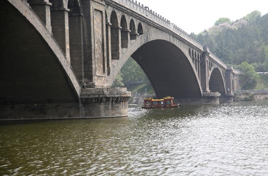 A boat under Longmen Bridge