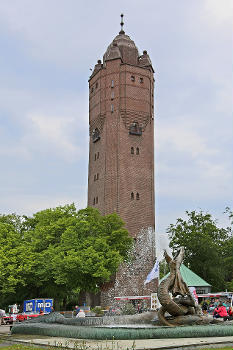 Wasserturm von Trelleborg, Schweden : Der 1911 erbaute Turm mit einer Höhe von 58 Metern war bis 1971 als Wasserturm in Betrieb. Im Vordergrund der Walfischbrunnen (Valvisken Större). Trelleborg ist eine Stadt in der schwedischen Provinz Skåne län.