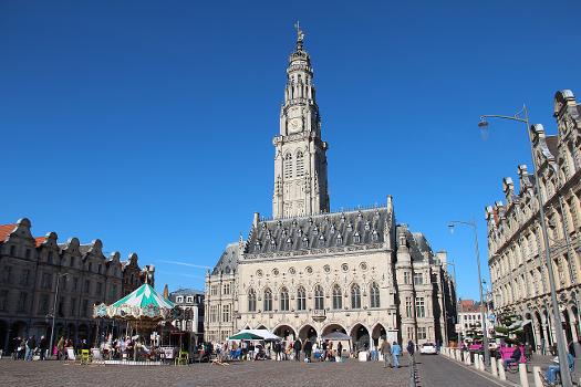 Hôtel de ville et beffroi d'Arras : Place des Héros, monuments des Xve et XVIe siècles, reconstruits au XIXe siècle, détruits en 1914 et une nouvelle fois reconstruits à l’identique après la première guerre mondiale.