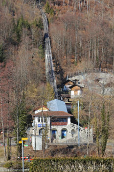 Talstation der Harderbahn in Interlaken : Die Harderbahn ist eine Standseilbahn im Berner Oberland in der Schweiz und führt von Interlaken auf den Harder Kulm (Bergstation, 1.322 Meter NN).