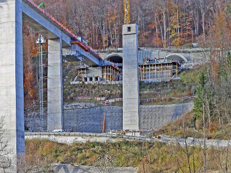 Filstalbrücke:Bau der Filstalbücke (Stand November 2019). Die sich ich im Bau befindliche Filstalbrücke wird eine 485 m lange Eisenbahnüberführung an der Neubaustrecke Wendlingen – Ulm. Die Brücke liegt jeweils direkt angrenzend zwischen dem Boßlertunnel (Länge 8.790 m) und dem Steinbühltunnel (Länge 4.825 m). Die Brücke besteht nach ihrer Fertigstellung aus zwei eingleisigen parallelen Brückenteilen. Mit einer Höhe von 85 m wird sie die dritthöchste Eisenbahnbrücke von Deutschland sein.
