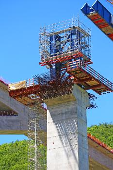 Filstalbrücke:Bau der Filstalbücke (Stand Juni 2020). Die im Bau befindliche Filstalbrücke wird eine 485 m lange Eisenbahnüberführung der Neubaustrecke Wendlingen – Ulm. Überquerung des Filstales beim Ort Wiesensteig.