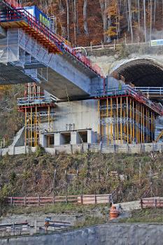 Filstalbrücke:Bau der Filstalbücke (Stand November 2019). Die sich ich im Bau befindliche Filstalbrücke wird eine 485 m lange Eisenbahnüberführung an der Neubaustrecke Wendlingen – Ulm. Die Brücke liegt jeweils direkt angrenzend zwischen dem Boßlertunnel (Länge 8.790 m) und dem Steinbühltunnel (Länge 4.825 m). Die Brücke besteht nach ihrer Fertigstellung aus zwei eingleisigen parallelen Brückenteilen. Mit einer Höhe von 85 m wird sie die dritthöchste Eisenbahnbrücke von Deutschland sein.