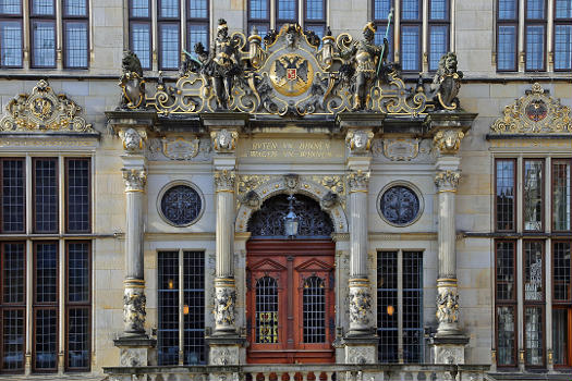 Portal vom Schütting-Gebäude: Der Schütting ist das Haus der Bremer Kaufleute. Das in den Jahren 1537 bis 1538 errichtete Gebäude steht unter Denkmalschutz.