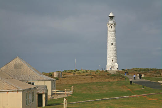 Cape Leeuwin Lighthouse:Das Cape Leeuwin Lighthouse ist der am weitesten westlich liegende Leuchtturm von Australien. Er wurde von 1895 bis 1896 mit einer Höhe von 39 Metern erbaut und befindet sich auf dem Kap Leeeuwin.