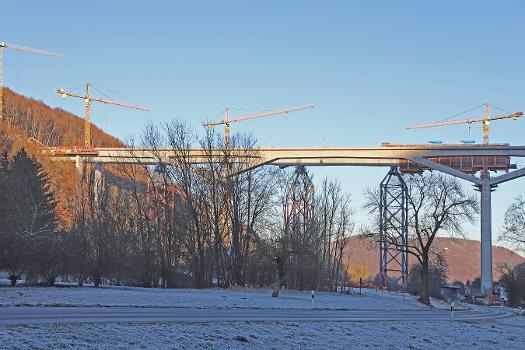 Filstalbrücke:Bau der Filstalbücke (Bauverlauf November 2020, Brückenteil der Fahrtrichtung Ulm - Stuttgart im Aufbau). Die Filstalbrücke wird eine 485 m lange Eisenbahnüberführung an der Neubaustrecke Wendlingen – Ulm. Die Brücke liegt jeweils direkt angrenzend zwischen dem Boßlertunnel (Länge 8.790 m) und dem Steinbühltunnel (Länge 4.825 m). Die Brücke besteht nach ihrer Fertigstellung aus zwei eingleisigen parallelen Brückenteilen. Mit einer Höhe von 85 m wird sie die dritthöchste Eisenbahnbrücke von Deutschland sein