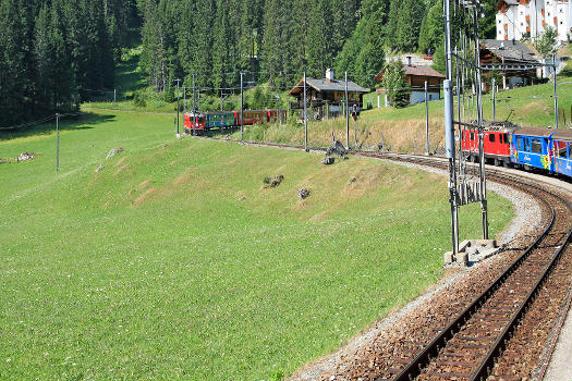 Gegenzüge auf der Bahnstrecke Chur -Arosa der Rhätischen Bahn beim Bahnhof Litziriti (Schweiz)