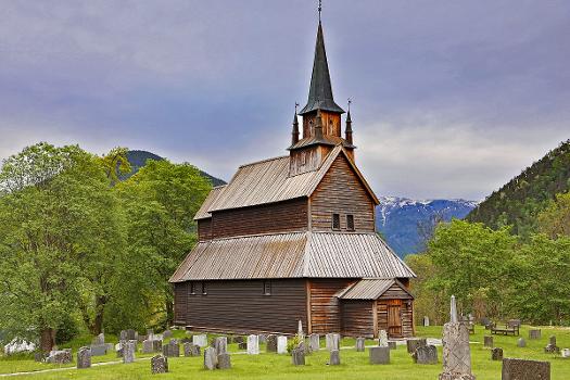 Stabkirche Kaupanger, Sogndal : Die heutige Kirche wurde nach einem Brand vermutlich gegen Ende des 12. Jahrhunderts errichtet und wurde zwischenzeitlich mehrfach umgebaut. Ihr heutiges Aussehen soll dem des 17. Jahrhundert entsprechen. Die Kirche liegt südlich des Ortes Kaupanger am Sognefjord (Norwegen).