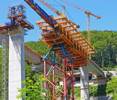Filstalbrücke : Bau der Filstalbrücke mit Baufortgang Juni 2020. Die Brücke der Bahnstrecke Wendlingen - Ulm besteht nach der Fertigstellung aus 2 eingleisigen parallelen Brückenteilen. Zum Zeitpunkt der Aufnahme war der Teil Wendlingen - Ulm bereits fertiggestellt und der Brückenteil Ulm - Wendlinge wurde begonnen.