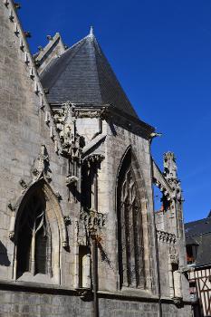 Chapelle Saint-Jacques de Vendôme:La chapelle date des 13e et 15e siècles. Celle-ci est consacrée en 1203. En 1362, cette dernière est saccagée par les Anglais. Elle est rebâtie et consacrée en 1452, et des adjonctions sont réalisées à la fin du 15e ou au début du 16e siècle. Le clocher, construit sur plan carré, devient octogonal à son étage supérieur, avec des colonnes isolées flanquant les quatre pans.