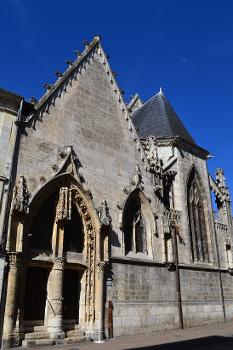 Chapelle Saint-Jacques de Vendôme : La chapelle date des 13e et 15e siècles. Celle-ci est consacrée en 1203. En 1362, cette dernière est saccagée par les Anglais. Elle est rebâtie et consacrée en 1452, et des adjonctions sont réalisées à la fin du 15e ou au début du 16e siècle. Le clocher, construit sur plan carré, devient octogonal à son étage supérieur, avec des colonnes isolées flanquant les quatre pans.