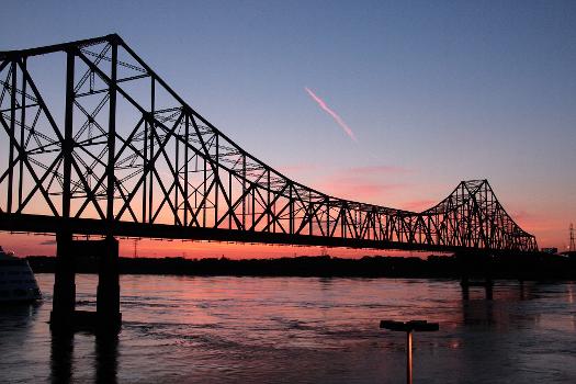 Le pont Martin Luther King franchit le Mississippi entre St Louis (Missouri) et East St. Louis (Illinois)