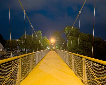 Drahtbrücke über die Fulda in Kassel bei Nacht. DRI Aufnahme aus Belichtungsreihe mit 5 Bildern.