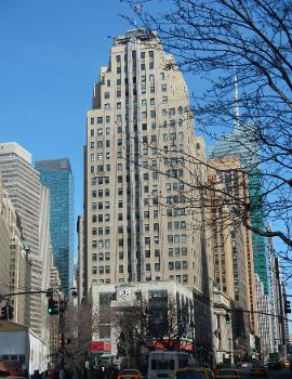 Herald Square Building:Looking north across 34th Street & 6th Avenue at 1350 Broadway on a sunny late morning.