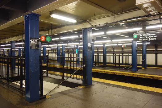 149th Street – Grand Concourse Subway Station (Jerome Avenue Line) : Looking from a Woodlawn-bound 4 train at the Uptown platform of the 149th Street–Grand Concourse IRT Jerome Avenue station, under Grand Concourse and East 149th Street in Mott Haven / Concourse, Bronx.