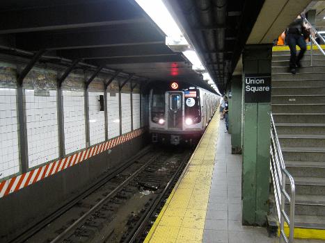 R Broadway Local at 14th Street – Union Square (BMT Broadway Line).