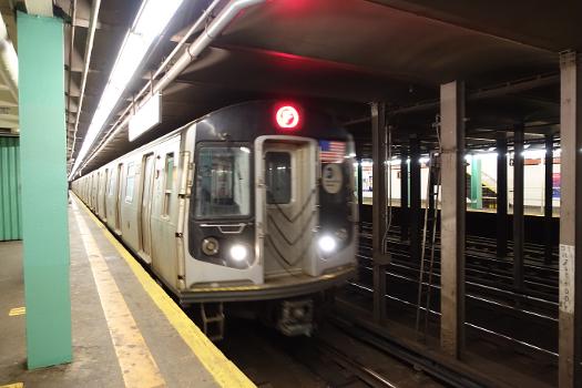 169th Street IND subway station : A Coney Island–Stillwell Avenue-bound R160 F local train arriving at the Manhattan-bound platform of the 169th Street IND subway station, under Hillside Avenue and 169th Street in Jamaica, Queens.