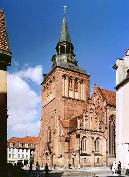 Stadtkirche St. Marien, Güstrow:Ursprünglich dreischiffige gotische Basalika (14. Jahrhundert), Umwandlung in fünfschiffige spätgotische Backstein-Hallenkirche (1503-1522). 1880-1883 zur dreischiffigen Halle umgestaltet.