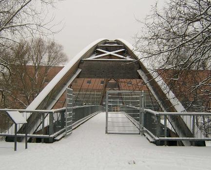 Brücke zum Ziegenwerder in Frankfurt (Oder):Im Hintergrund befindet sich das Gräfin Donhoff Gebäude der Europauniversität Viadrina.