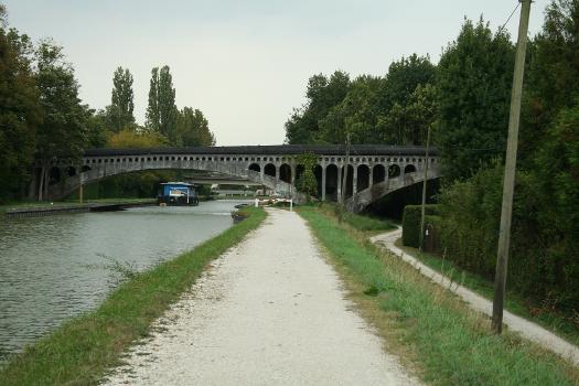 Aqueduc aérien de la Vanne, qui traverse l'Orvanne, le canal et les différents bras du Loing (ici au-dessus du canal).