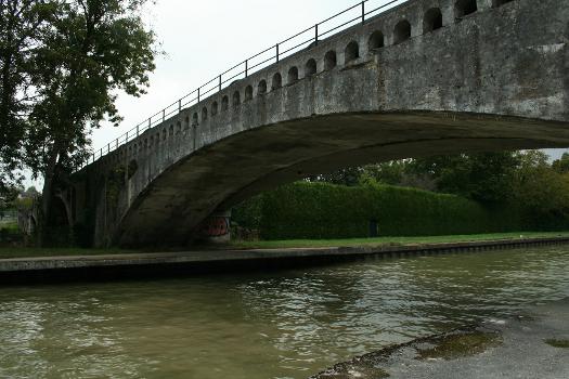 Aqueduc aérien de la Vanne, qui traverse l'Orvanne, le canal et les différents bras du Loing (ici au-dessus du canal).