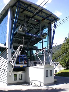 Tiroler Zugspitzbahn:Die Tiroler Zugspitzbahn ist eine 1991 erneut errichtete Luftseilbahn von der Hotelsiedlung Ehrwald-Zugspitzbahn (Ehrwald-Obermoos) auf den Westgipfel der Zugspitze. Sie ist als Pendelbahn mit zwei Tragseilen je Spur ausgeführt und erschließt über drei Stützen von österreichischer Seite das Gletscherskigebiet am Zugspitzplatt.