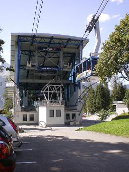 Tiroler Zugspitzbahn:Die Tiroler Zugspitzbahn ist eine 1991 erneut errichtete Luftseilbahn von der Hotelsiedlung Ehrwald-Zugspitzbahn (Ehrwald-Obermoos) auf den Westgipfel der Zugspitze. Sie ist als Pendelbahn mit zwei Tragseilen je Spur ausgeführt und erschließt über drei Stützen von österreichischer Seite das Gletscherskigebiet am Zugspitzplatt.