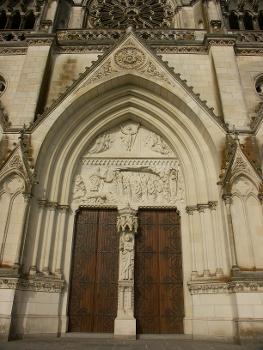 Portail de la Basilqie Notre Dame, La Chapelle-Montligeon