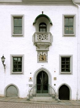 Rathaus Meißen:Ab 1472 im gotischen Stil erbaut. Gotische Portale zur Marktseite. Der kleine Austritt oberhalb des Rathauseingangs wurde 1910 angefügt. Das darunter angebrachte Stadtwappen schuf 1865 der Bildhauer C. P. Krondl. Sicht von Süden.