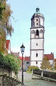 Meißen: Frauenkirche : 1205 wird erstmals urkundlich eine "Kapelle am Markt" genannt, die 1213 als "Kirche St. Maria am Markt" bezeichnet ist. Seit dem 14. Jh. Tritt der Name "Kapelle Unserer lieben Frauen St. Marien" oder "Frauenkirche" hervor. Sie war sie in dieser Zeit dem Augustiner-Chorherrenstift St. Afra unterstellt. Schließlich erhielt sie 1457 den Charakter einer Parochialkirche. Bei den großen Stadtbränden von 1447 und 1455 wurde die Kirche zerstört. Um 1460 entstand ein neuer Bau, der bis zum Beginn des 16. Jh. Hinzog. In dieser Form, als spätgotische Hallenkirche, ist sie heute zu sehen. Blick von den Superintendentenstufen zur Frauenkiche. [DSCN39877-39878.TIF]20091101285DR.JPG©Blobelt