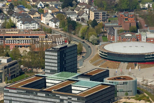 Im Vordergrund die Landessparkasse zu Oldenburg, rechts hinten die kleine EWE-Arena 
Fotoflug von Nordholz-Spieka nach und