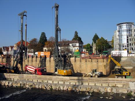 Rammarbeiten für die Widerlager der Freiburger Kronenbrücke